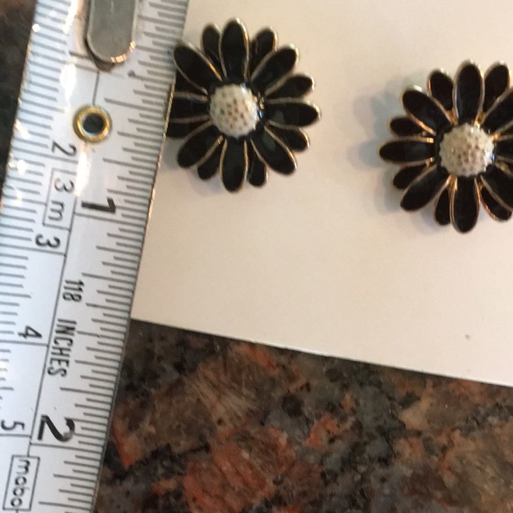 ❌SOLD ❌KATE SPADE BLACK FLOWER EARRINGS  - Picture 4 of 4